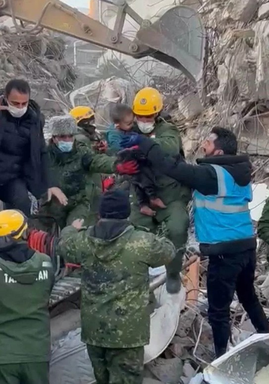 Depremde 7. gün mucizesi: 159. saatte 2 yaşındaki çocuk kurtarıldı